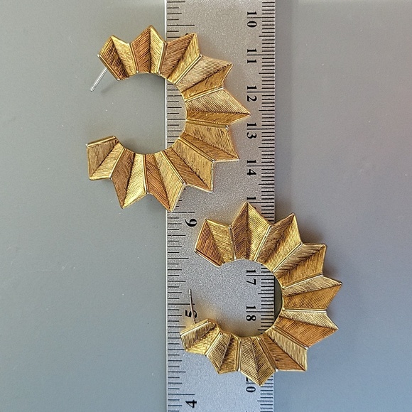 Vintage gold 80s hoop earrings. Chevron style gold hoop style. Gold earrings. - Picture 3 of 6